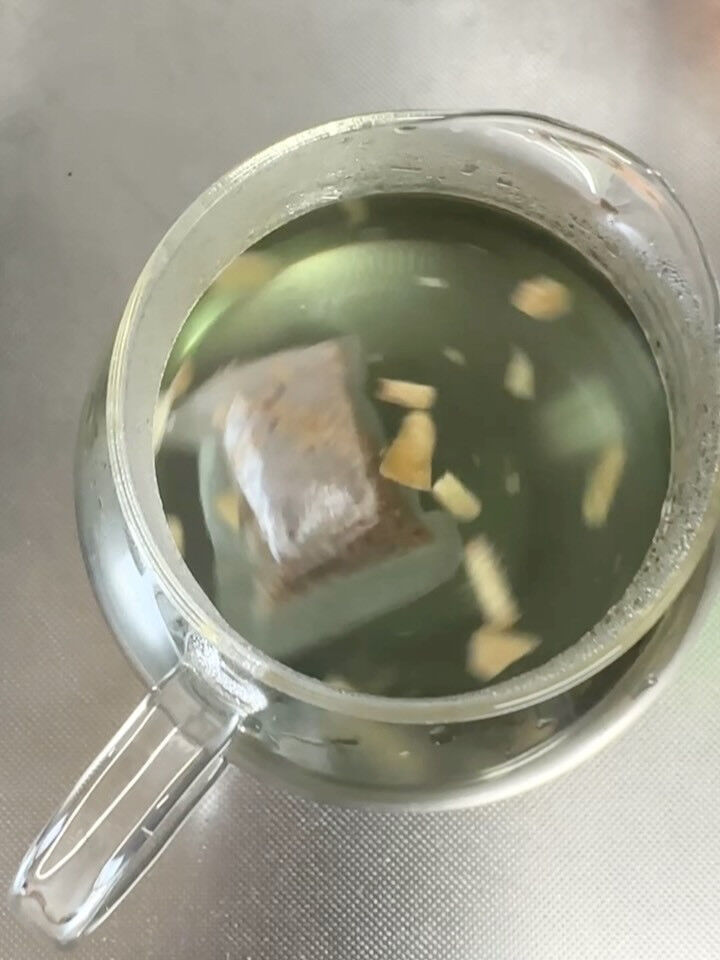生姜とバタフライピーのホットレモネード🫚🦋